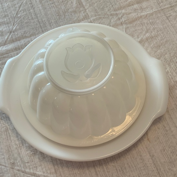 Tupperware Vintage Jel-N-Serve Floral Design Mold/ Container White  EUC - Picture 1 of 6
